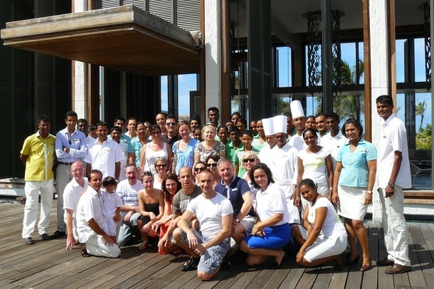 Les participants au circuit posent devant l'hôtel Long Beach - Photo DR