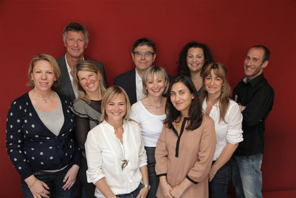 L’équipe des 9 salariés de Contrastes Voyages entourant le créateur, Jean-Pierre Baille (en haut avec les lunettes) et Alain Boldron à gauche - DR L’équipe des 9 salariés de Contrastes Voyages entourant le créateur, Jean-Pierre Baille (en haut avec les lunettes) et Alain Boldron à gauche - DR