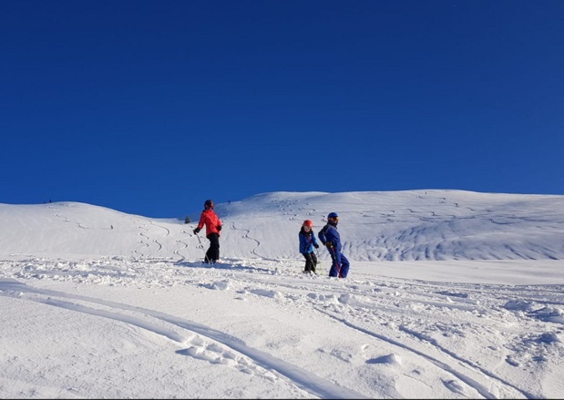 Avec un taux d'occupation de 85,6% en moyenne, de nombreux vacanciers ont choisi la montagne pour profiter des joies de la neige dans les stations à l'occasion des vacances de Noël et du Jour de l'An. - Photo CE