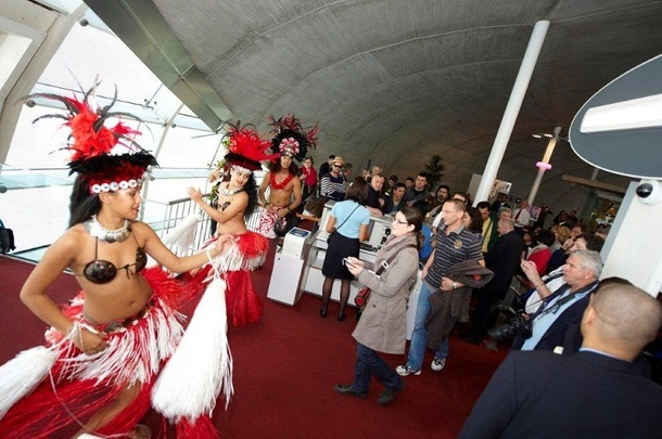 Les passagers du jour de la compagnie ont assisté à un spectacle de danseurs polynésiens - Photo DR