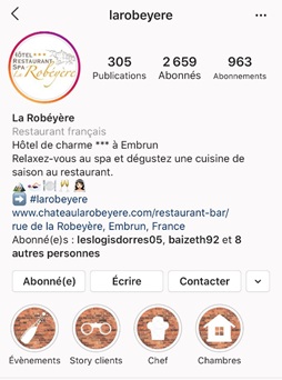 L’Hôtel La Robéyère à Embun a une bio claire incluant son hashtag officiel, des émoticônes en lien avec son offre et des Stories à la Une utilisant des images de couverture cohérentes avec son identité de marque - DR