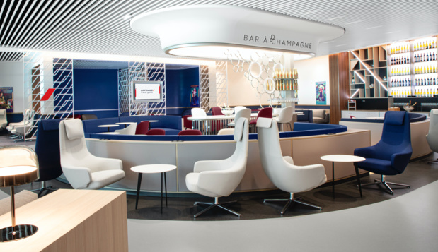 Le nouveau salon business Air France d'Orly est construit autour d'un très élégant bar à champagne © Air France Le nouveau salon business Air France d'Orly est construit autour d'un très élégant bar à champagne © Air France
