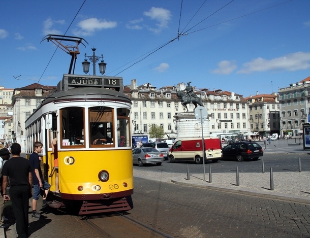 Les sièges en bois patinés des anciens “eléctricos” (tramways) vous transporteront aussi de joie et vous donneront la sensation de faire corps avec cette ville tranquille, parsemée de vestiges du temps jadis, qui en faisait le phare de l’Occident./photos JDL