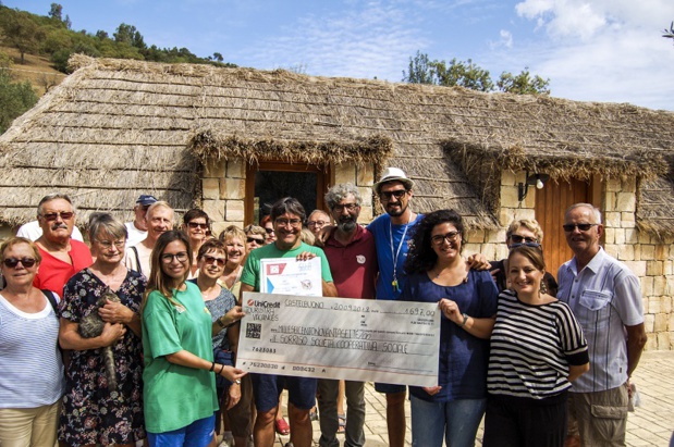 Remise d'une donation en présence des voyageurs et des bénévoles des associations en Sicile - DR : Touristra Vacances