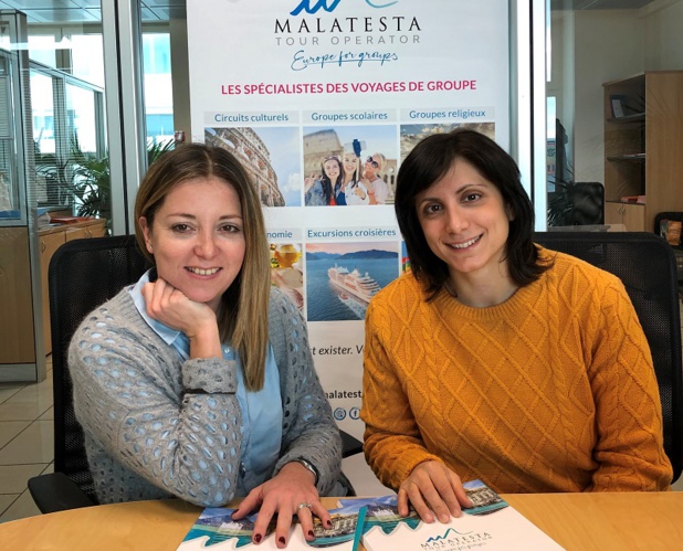 Marina Innocenzi, chef du Département Réceptif  et Anna della Chiara, responsable commerciale pour le marché français, devant le nouveau logo à l’occasion du 40e anniversaire de l’opérateur. - Photo DR