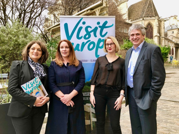 Pascale Gaston, directrice de Visit Europe entourée de ses collaboratrices de l’équipe commerciale et de Helmut Gschwentner en juillet 2018 - Crédit photo : JDL