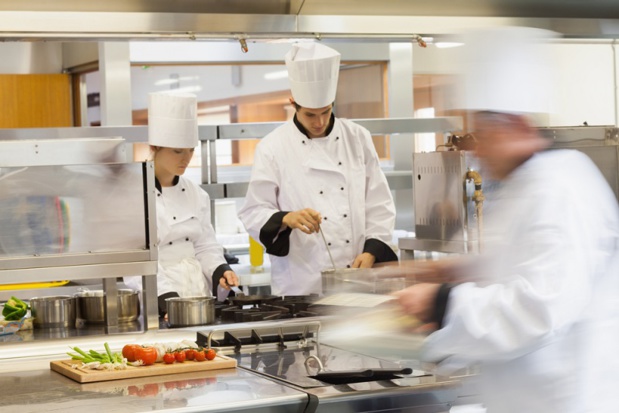 Optimisant l’utilisation de la main d’oeuvre dans les restaurants et les processus de recrutement, les plateformes participeraient à la croissance du nombre d’heures travaillées dans l’hôtellerie-restauration, selon les résultats d'une étude du cabinet Astèrès, mandatée par Brigad et publiée en février 2020. - DR : Depositphotos Optimisant l’utilisation de la main d’oeuvre dans les restaurants et les processus de recrutement, les plateformes participeraient à la croissance du nombre d’heures travaillées dans l’hôtellerie-restauration, selon les résultats d'une étude du cabinet Astèrès, mandatée par Brigad et publiée en février 2020. - DR : Depositphotos