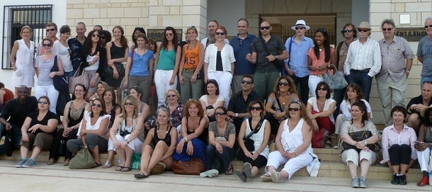 (cliquer pour agrandir) Une partie des "twimeurs" devant le musée des Mosaîques de Paphos à Chypre /photo MS