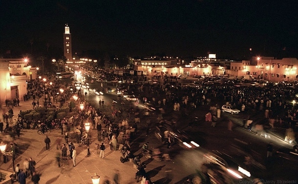 Le soir, ici les milles et une nuits, c’est plus qu’un conte, mais une réalité, comme sur la place Jamâa el Fna, la place qui ne se couche jamais - Photo Wikipedia licence Commons