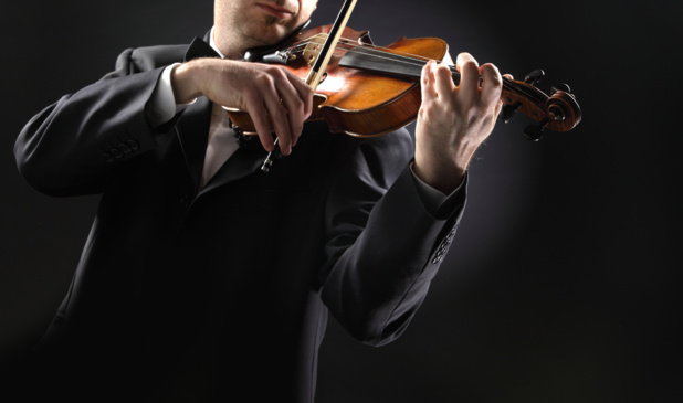 Plutôt que de diriger le casting et de jouer les violonistes sur le pont du Titanic, on aimerait que Nicolas Delord fasse amende honorable et preuve de pudeur... - DR : DepositPhotos