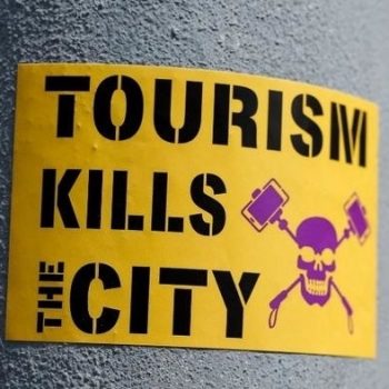 Le terme surtourisme est souvent utilisé de manière alarmiste et associé à des phénomènes négatifs, mais est-il possible de reprocher aux touristes d’être présents si une destination les invite ? - DR : Unsplash Le terme surtourisme est souvent utilisé de manière alarmiste et associé à des phénomènes négatifs, mais est-il possible de reprocher aux touristes d’être présents si une destination les invite ? - DR : Unsplash