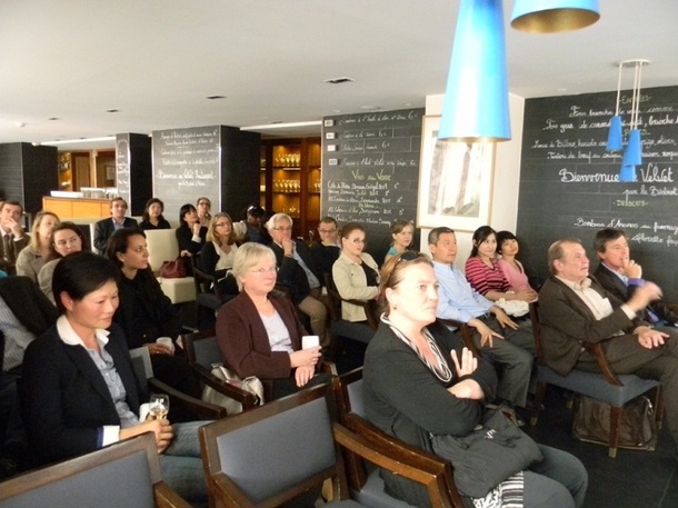 Le 24 mai 2012, Hong Kong et Macao ont reçu une trentaine de spécialistes, dont Visiteurs et Akiou, pour leur suggérer discrètement la mise en place de produits communs - Photo B.F