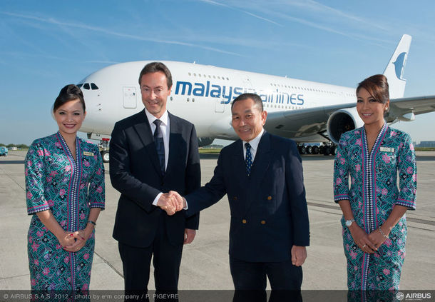 L'appareil a été livré à Toulouse le 29 mai 2012, à Ahmad Jauhari Yahya, CEO du Groupe MAS, par Fabrice Brégier, CEO d’Airbus - DR : Airbus