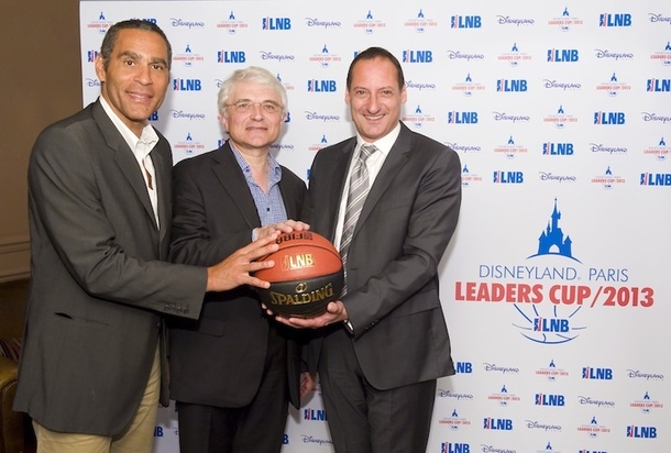 Richard Dacoury, le président de la commission marketing LNB, Alain Béral, le président LNB et Thierry Pedros, le vice-président alliances stratégiques Disneyland Paris posent devant le logo de la Disneyland Paris Leaders Cup LNB - DR