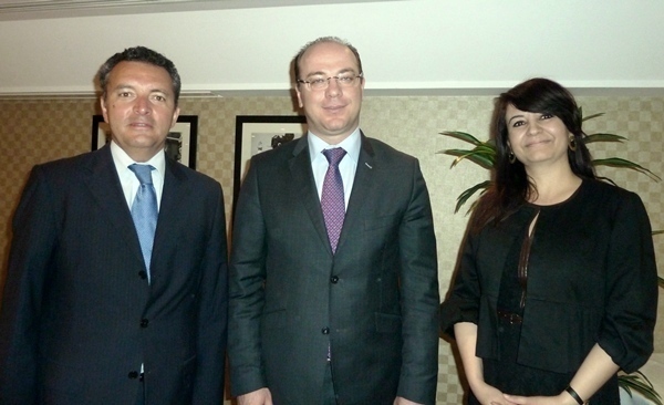 Hier, à l'issue de leur conférence de presse à Paris, Elyes Fakhfakh Ministre du Tourisme de Tunisie entouré par Ali Miaoui directeur général France de Tunis Air et Amel Hachani directrice de l'Office de Tourisme pour la France /photo MS Hier, à l'issue de leur conférence de presse à Paris, Elyes Fakhfakh Ministre du Tourisme de Tunisie entouré par Ali Miaoui directeur général France de Tunis Air et Amel Hachani directrice de l'Office de Tourisme pour la France /photo MS