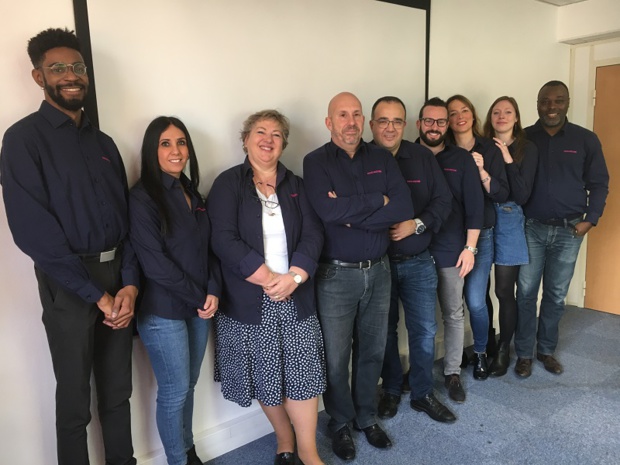 Au centre, Matthieu Drouet et Jean-Philippe Lardennois, entourés d'une partie des équipes d'Assurever. - DR : CL Au centre, Matthieu Drouet et Jean-Philippe Lardennois, entourés d'une partie des équipes d'Assurever. - DR : CL