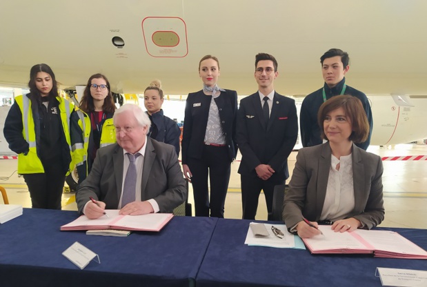 Patrick Renaud, président de la communauté d'agglomération Roissy Pays de France et Anne-Sophie Le Lay, secrétaire générale d'Air France et du groupe Air France-KLM ont signé, jeudi 5 mars 2020,  une convention pour favoriser l'accès à l'emploi aux habitants du territoire. - DR: CL