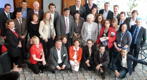 Autour de Georges Azouze, leur président, les membres de l'AFCC réunis l'Atelier du France en bord de Seine à Paris à l'occasion d'un workshop./photo MS