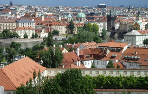 Prague vue de la colline du Château avec, à droite, le Pont Charles qui enjambe la rivière Vltava - Photo DR