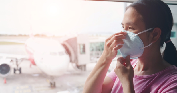Le personnel des aéroports peut également utiliser des masques respiratoires de protection et des gants en latex pendant le service. /crédit DepositPhoto