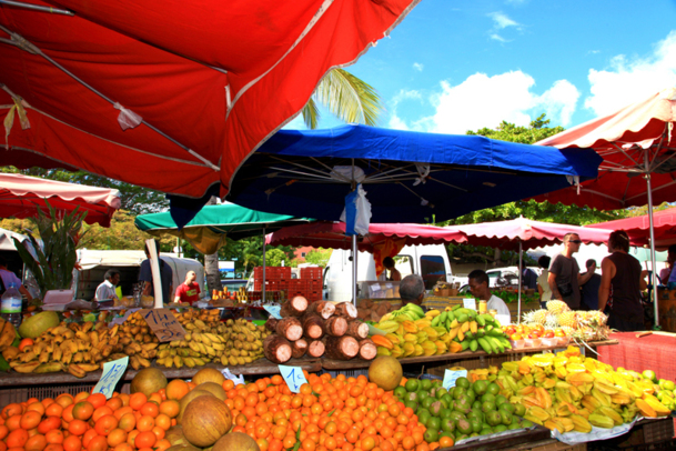 Le Slow Voyage permet généralement de découvrir une destination à une cadence moindre, à travers sa nature, sa culture, sa gastronomie. Ici, le marché de St Paul, sur l'île de la Réunion - DR