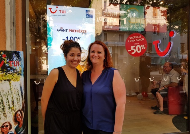 Farah Bazine, salariée et Marie Cornacchia, gérante du TUI Store de Manosque - Photo CE