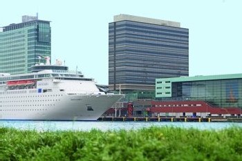 Hôtels Mövenpick : dans le port d’Amsterdam (air connu...) Hôtels Mövenpick : dans le port d’Amsterdam (air connu...)