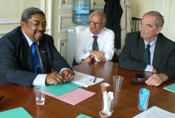 Au siège du SNAV à Paris, le ministre du tourisme de Madagascar, Christian Orofino président de la commission "tourisme durable" du SNAV et Georges Colson président du SNAV. Au siège du SNAV à Paris, le ministre du tourisme de Madagascar, Christian Orofino président de la commission "tourisme durable" du SNAV et Georges Colson président du SNAV.