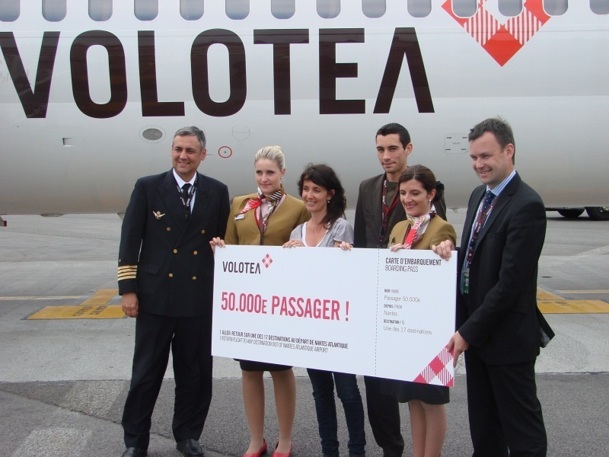 La 50 000e passagère de Volotea a reçu son cadeau sur le tarmac de Nantes-Atlantique - Photo DR