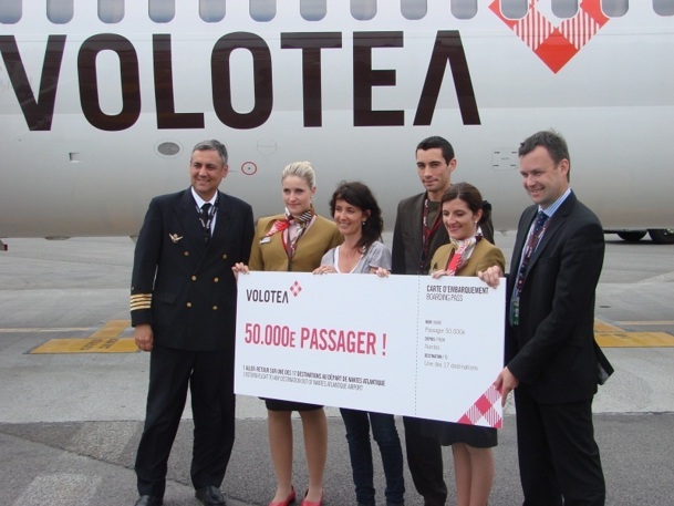 La 50 000e passagère de Volotea a reçu son cadeau sur le tarmac de Nantes-Atlantique - Photo DR La 50 000e passagère de Volotea a reçu son cadeau sur le tarmac de Nantes-Atlantique - Photo DR