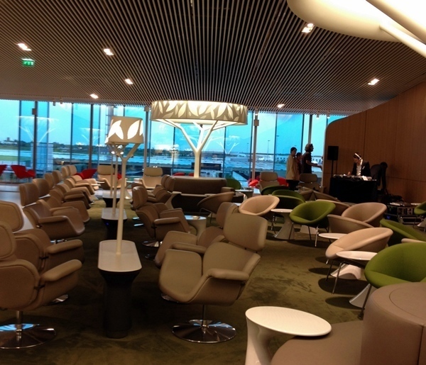 Le salon Affaires d’Air France situé entre la boutique Hermès et la boutique Dior peut tenir la distance avec les meilleurs lounges au monde : 13 millions d’euros investis pour accueillir simultanément 620 clients tout en occupant que 85% de la capacité./photo dr Le salon Affaires d’Air France situé entre la boutique Hermès et la boutique Dior peut tenir la distance avec les meilleurs lounges au monde : 13 millions d’euros investis pour accueillir simultanément 620 clients tout en occupant que 85% de la capacité./photo dr