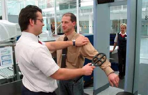 Après l’interdiction d’emporter dans les bagages cabine tout liquide, les Américains exigeraient des européens se rendant aux Etats-Unis de répondre à toute une série de questions très personnelles inacceptables pour d’aucuns Après l’interdiction d’emporter dans les bagages cabine tout liquide, les Américains exigeraient des européens se rendant aux Etats-Unis de répondre à toute une série de questions très personnelles inacceptables pour d’aucuns