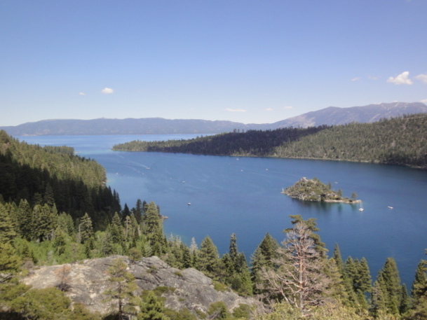 C’est à 2000 mètres d’altitude que se niche le lac Tahoe, lagon de lapis lazuli translucide dans un écrin de bois émeraude. Émerveillement obligatoire et regard levé vers les stations de ski qui le surplombent à plus de 4000. - DR C’est à 2000 mètres d’altitude que se niche le lac Tahoe, lagon de lapis lazuli translucide dans un écrin de bois émeraude. Émerveillement obligatoire et regard levé vers les stations de ski qui le surplombent à plus de 4000. - DR