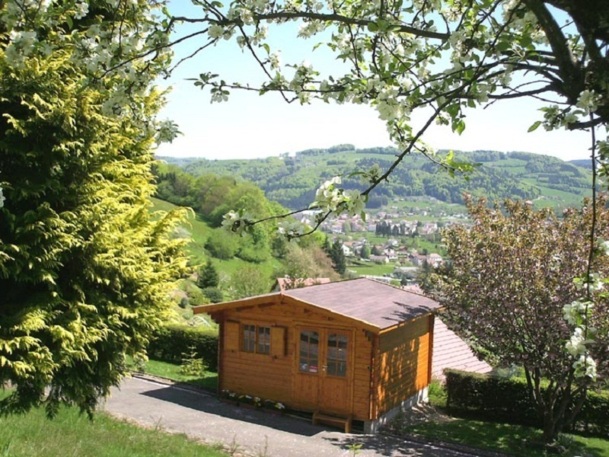 L'agence de voyages Couleur Monde est niché dans un chalet de montagne à 500 mètres d'altitude - Photo DR