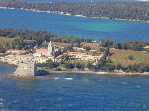 L'île de Saint Honorat, au large de Cannes, accueille l'Abbaye de Lérins, dont les moines ont le monopole de la desserte maritime - Photo DR