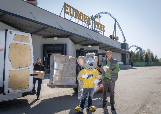 Coronavirus : Europa-Park offre des ponchos à utiliser comme sur-blouses pour les soignants