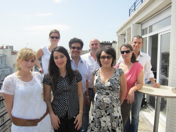 L'équipe de Tour Indicom prend la pose sur la terrasse de leurs bureaux parisiens. DR-LAC