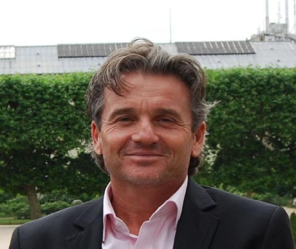« Notre plus, c’est que nos conseillers voyages connaissent bien les destinations qu’ils vendent ; ils y sont nés et y vivent en permanence… » explique le PDG François Bénard « Notre plus, c’est que nos conseillers voyages connaissent bien les destinations qu’ils vendent ; ils y sont nés et y vivent en permanence… » explique le PDG François Bénard