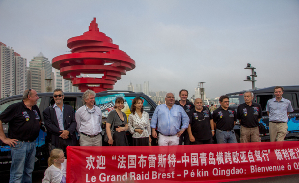 L'équipe du Raid, composée de Jean Lallouet, Yann Rivallain et Igor Amromin, a été accueillie à Qingdao par les autorités de la ville en présence de Michel Salaün et du maire de Brest, François Cuillandre - DR