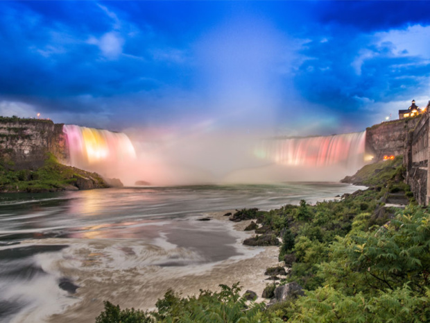 Les chutes du Niagara illuminées - DR Destination Canada Les chutes du Niagara illuminées - DR Destination Canada