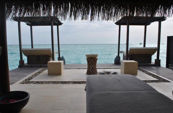 Le Spa : L’Océan Indien en toile de fond, le lagon et ses couleurs de pierres précieuses qui varient au rythme des nuages et passent insensiblement de l’améthyste à la turquoise, sont déjà des merveilles qui détendent. - Photo DR BF Le Spa : L’Océan Indien en toile de fond, le lagon et ses couleurs de pierres précieuses qui varient au rythme des nuages et passent insensiblement de l’améthyste à la turquoise, sont déjà des merveilles qui détendent. - Photo DR BF
