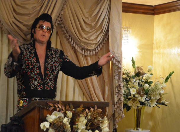 Le King est encore plébiscité dans les chapelles de noces comme celle de Graceland. Cependant, petit à petit, ce sont de nouveaux personnages qui ont la vedette dont notamment le roi de la pop, Michael Jackson. Photo CD Le King est encore plébiscité dans les chapelles de noces comme celle de Graceland. Cependant, petit à petit, ce sont de nouveaux personnages qui ont la vedette dont notamment le roi de la pop, Michael Jackson. Photo CD