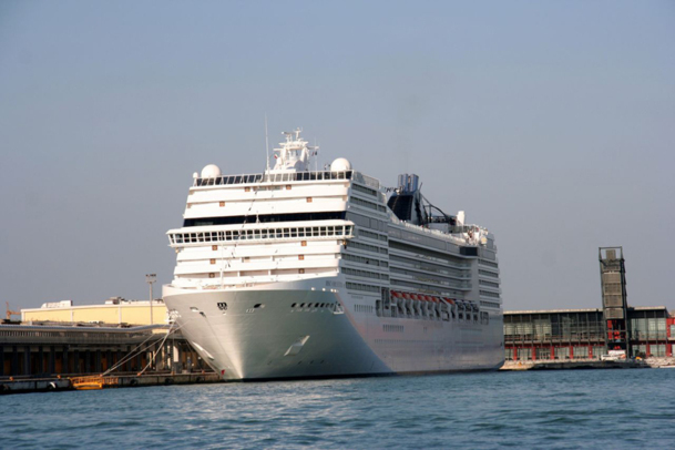 Les 3 500 passages de paquebots de croisières dans la lagune chaque année ne rapporte rien à Venise. En revanche, en une seule journée, chaque paquebot libère une pollution égale à 14 000 voitures - DR : JDL