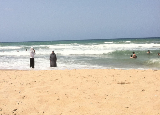 Sur les plages, jusqu’au premier jour du ramadan (20 juillet 2012), mois sacré pour les musulmans, le niqab croisait le bikini dans une indifférence quasi générale - Photo MS Sur les plages, jusqu’au premier jour du ramadan (20 juillet 2012), mois sacré pour les musulmans, le niqab croisait le bikini dans une indifférence quasi générale - Photo MS