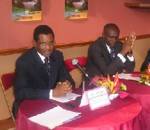 S.E El Hadj Bada Hamadou, Ministre du Tourisme Camerounais (à gauche) et Paul Ngamo Hamani, directeur général de Cameroun Airlines