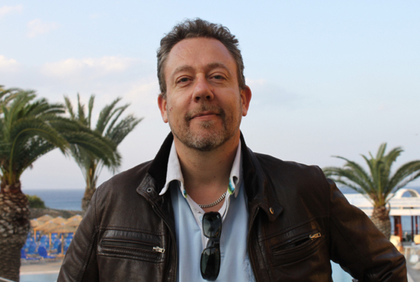 Même en vacances (en Grèce), Jean Brajon a du mal à se déconnecter - Photo A.B. Même en vacances (en Grèce), Jean Brajon a du mal à se déconnecter - Photo A.B.