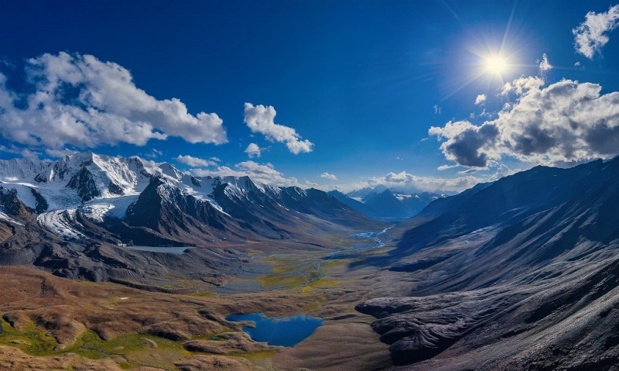 "Les nouvelles "Routes de la Soie" deviendront des itinéraires routiers ou ferroviaires "propres" dans les décennies à venir et permettront de développer les échanges tout en pacifiant les régions traversées. C'est en tout cas notre espoir." Ici, au Pakistan (région de Gilgit Baltistan, Broghil Valley, Karomber Lake) - DR "Les nouvelles "Routes de la Soie" deviendront des itinéraires routiers ou ferroviaires "propres" dans les décennies à venir et permettront de développer les échanges tout en pacifiant les régions traversées. C'est en tout cas notre espoir." Ici, au Pakistan (région de Gilgit Baltistan, Broghil Valley, Karomber Lake) - DR