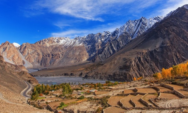 "André Citroën avait ouvert la voie entre le Pakistan et la Chine (l'un des itinéraires de la Route de la Soie) en démontant ses autochenilles pour pouvoir traverser l'infranchissable chaîne du Pamir. La route a été officiellement ouverte le 1er mai 1987 et aujourd'hui, de superbes voies descendent du Khunjerab à 4708 mètres d'altitude (frontière sino-pakistanaise) vers d'impressionnantes vallées du Nord Pakistan sous le regard des géants du Karakorum : le K2 (2e sommet du monde), le Rakaposhi (7788 mètres) ou le Nanga Parbat (8126 mètres) !" - DR