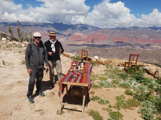 Apéritif à 4000m, vue sur la quebrada d'Humahuaca (Nord ouest argentin)-DR agence Tour F Apéritif à 4000m, vue sur la quebrada d'Humahuaca (Nord ouest argentin)-DR agence Tour F