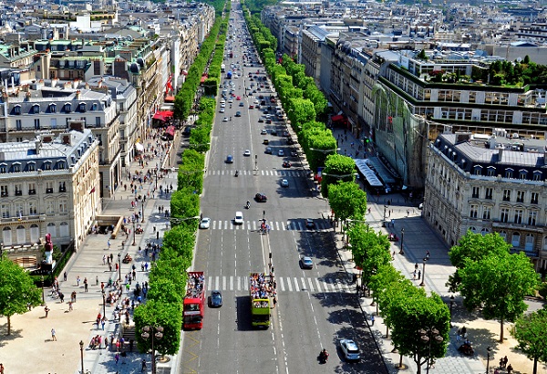 Vue des Champs-Elysées avant le confinement - Depositphotos.com Krasnevsky